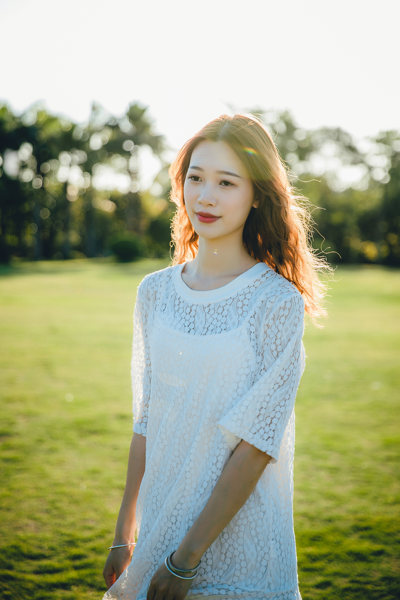 人像摄影:游乐场少女,阳光、草地、摩天轮、旋转木马