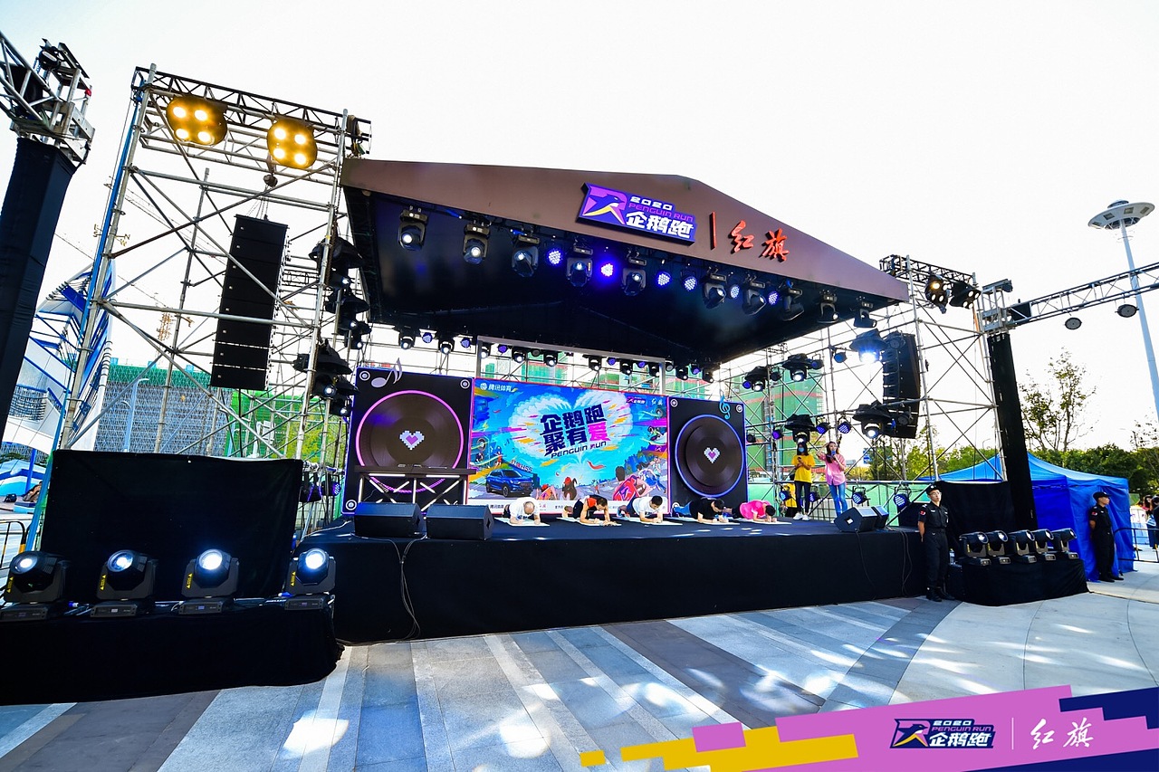 腾讯体育&红旗汽车 “企鹅跑 聚有爱” 手绘KV（图ZMjcwNzI1MjAw） - 商业插画 - 站酷设计师油墩子_恒原创素材 - 站酷ZCOOL