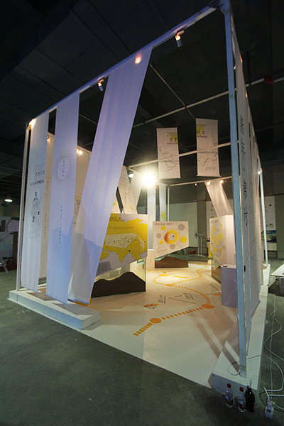 《素年锦时-丝绸之路主题展馆设计》 鲁迅美术学院 视觉传达 张爽-刘巍-王涌名-李默 # 2012 我们毕业啦 #