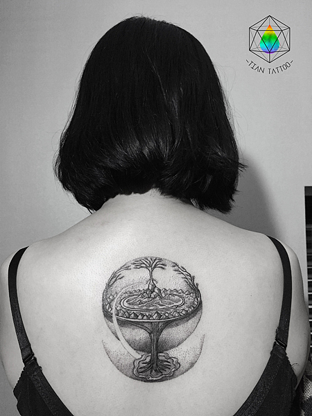 北欧神话中的生命之树,是一颗巨大的梣木,连接天上、人间与地狱 根下是智慧与知识之泉