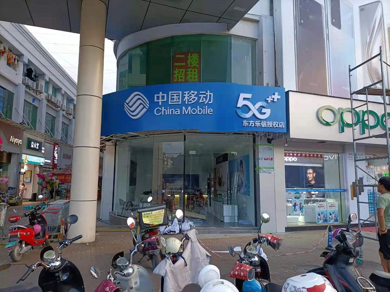 3-2 先看完工实图。施工过程中困难重重,第一个是在人多的地方施工,需要做好围挡,第二个是,焊接铝合钢管,需要时刻注意焊接的火苗,注意防火。第三个是有弧形,材料需要切割做弯。老板要等着开张营业,一刻都不容耽搁。给力的施工师傅,不紧不慢地(有些佩服他不急躁)质量把控(后面还是有些漏水,跨度大难免的,做好防水措施就好了)