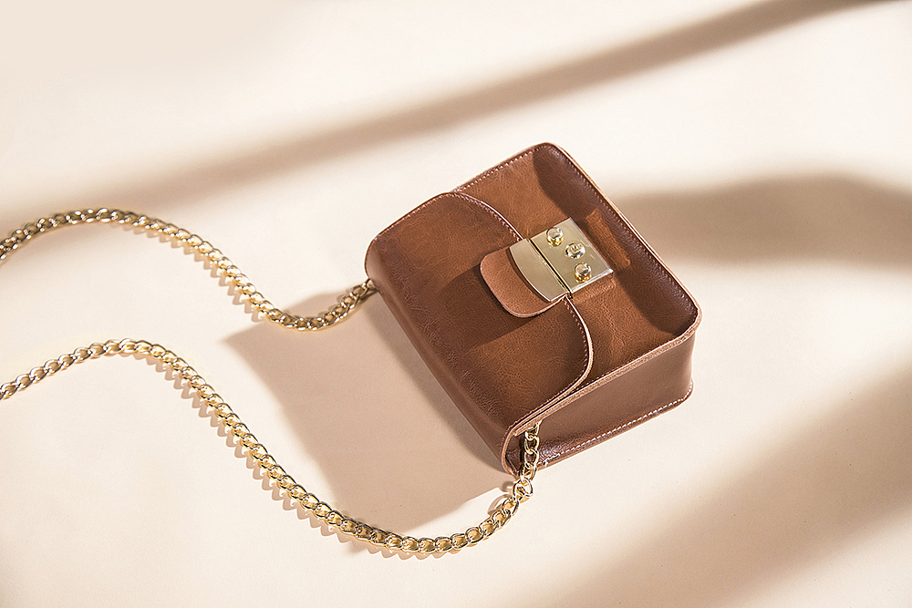 手感柔软舒适,优美的线条轮廓与细密的车线线条,凸显包包的品味格调,无
论哪一种场合,依然是全场的焦点。