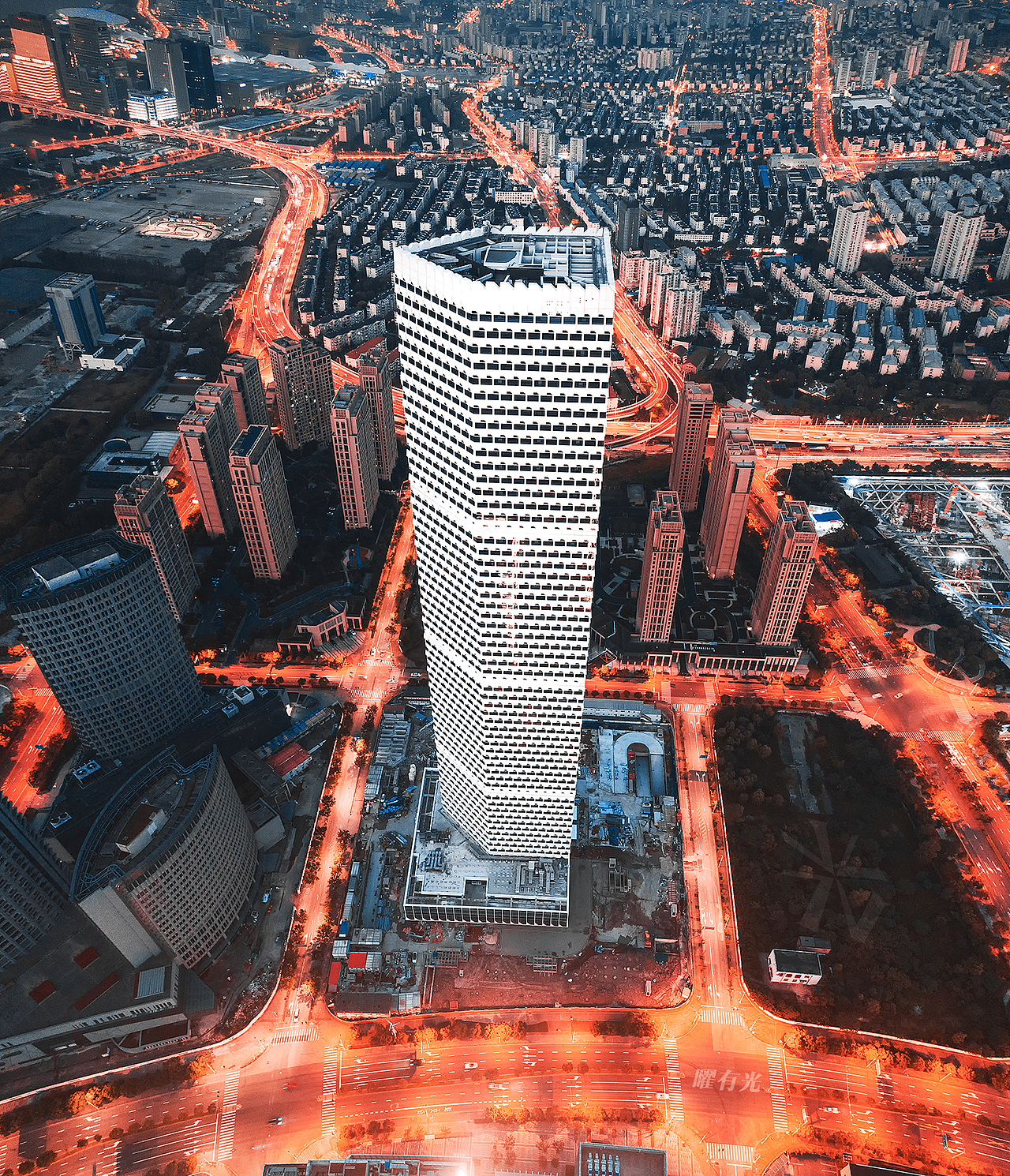 「鎏金SK」
<br>上海SK大厦，浦东第四高楼，底下的马路宛如流淌的金水。