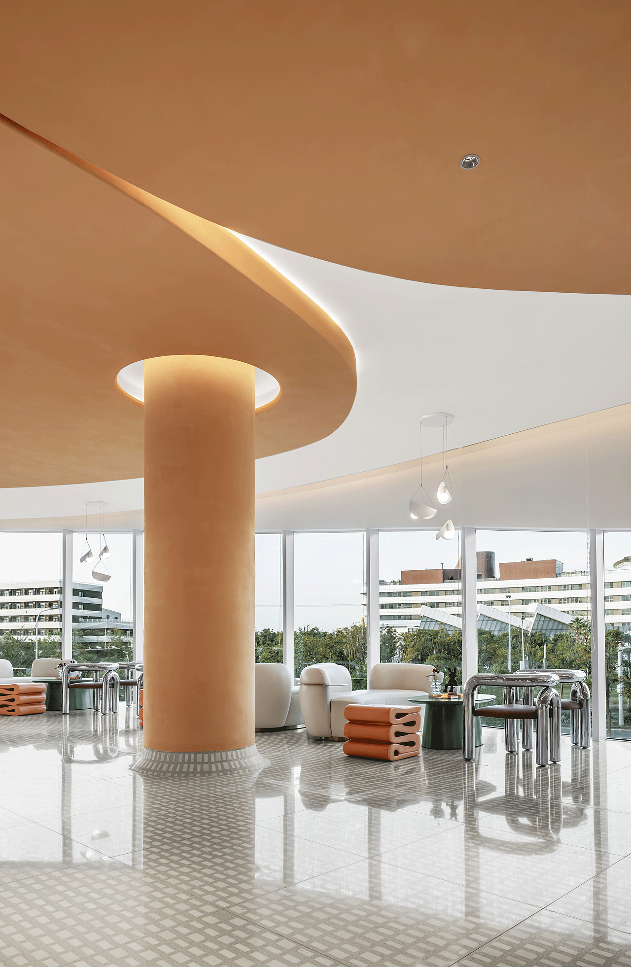 一直以来，童话王国的大门就对所有客人敞开。落地窗旁连绵不绝的云端吧台将空间相连，彼此独立又相连。