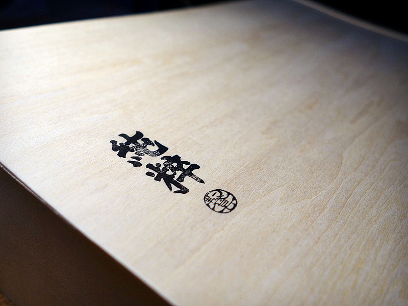 采用纯手工制作木盒,LOGO是手工印上去的。