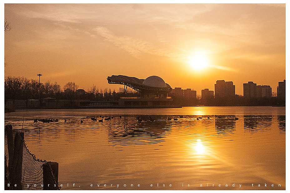 朝阳公园。雾霾严重整个天都灰蒙蒙