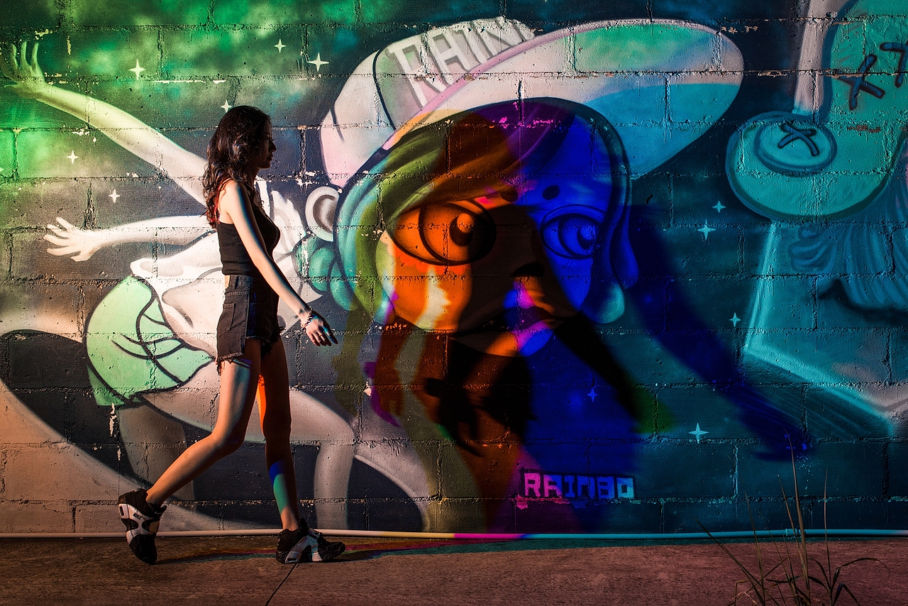 涂鸦（图ZNTQ1NzM4NjQ=） - 人像摄影 - 站酷设计师travelling_t原创素材 - 站酷ZCOOL