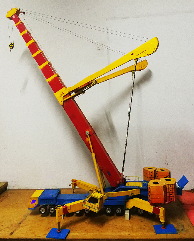 自制教具:1200吨全地面起重机遥控动态模型
