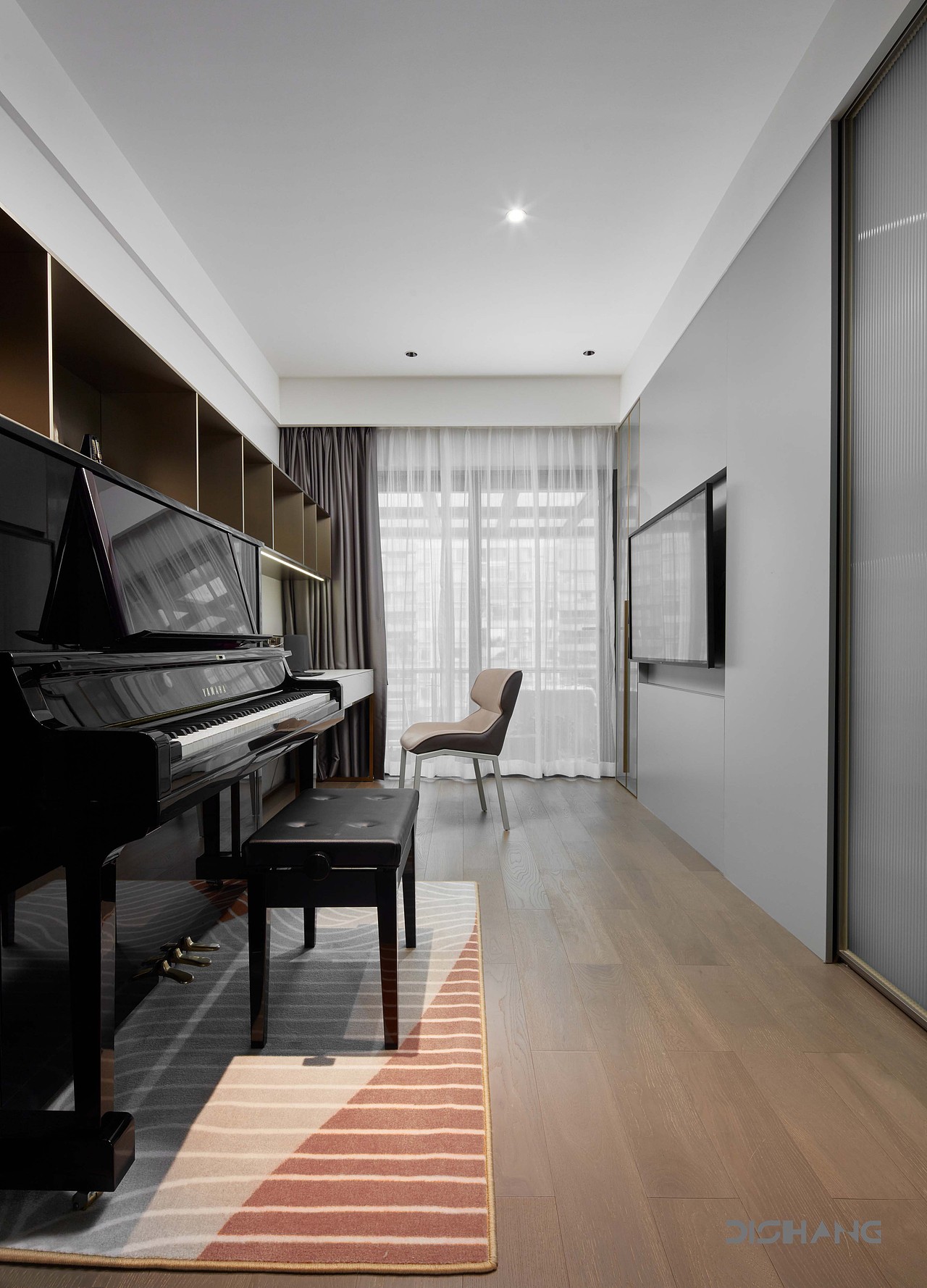 书房一切从功能入手,空间结构图明晰美观,将有限的空间做合理、整体的规划,进一步完善细节。
<br><br><br>