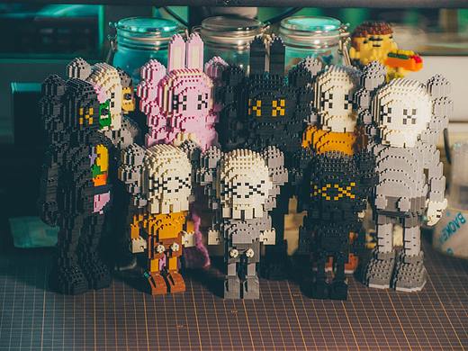 scblock   kaws 微积木作品