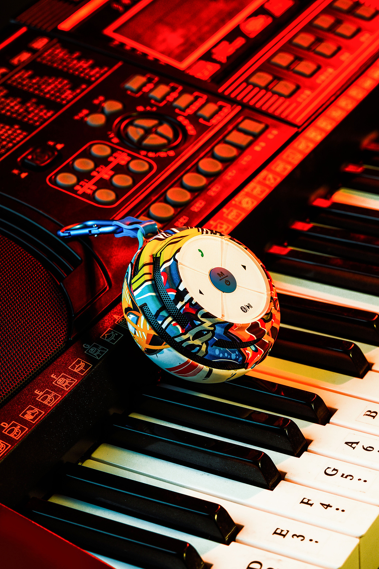 户外蓝牙音箱拍摄，涂鸦个性，年轻，创意（图ZMTE0OTMyMDY0） - 产品摄影 - 站酷设计师星图视觉原创素材 - 站酷ZCOOL