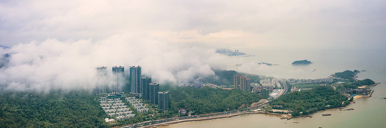 云飘在港湾大道上空