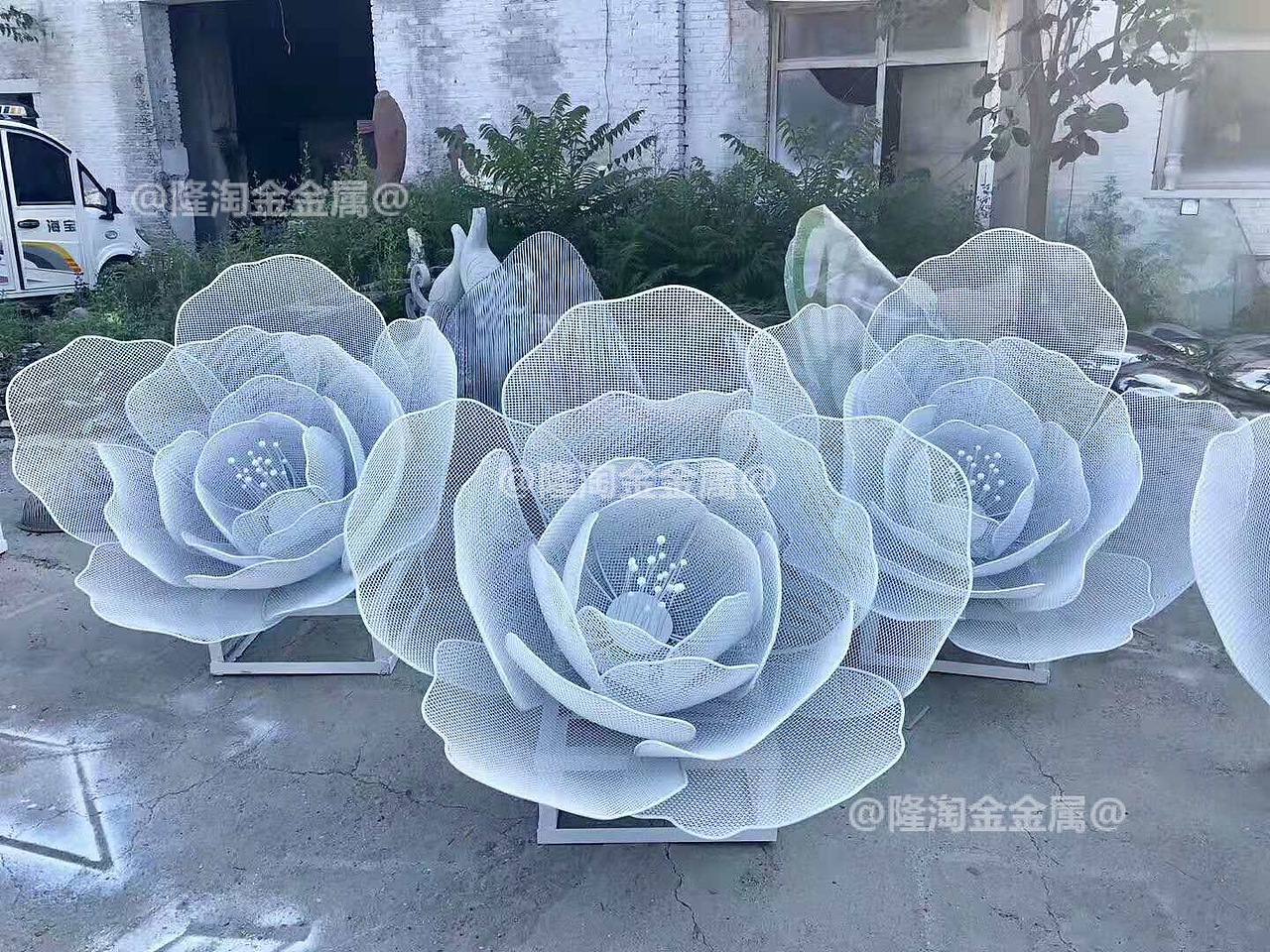 仿真不锈钢花朵雕塑设计 草坪景观花朵雕塑安装效果图