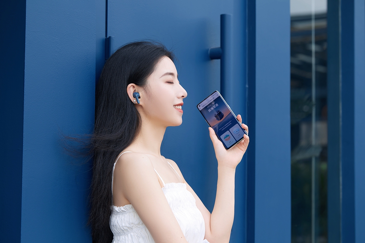 OPPO Enco X蓝色外拍图赏 模特:叶子