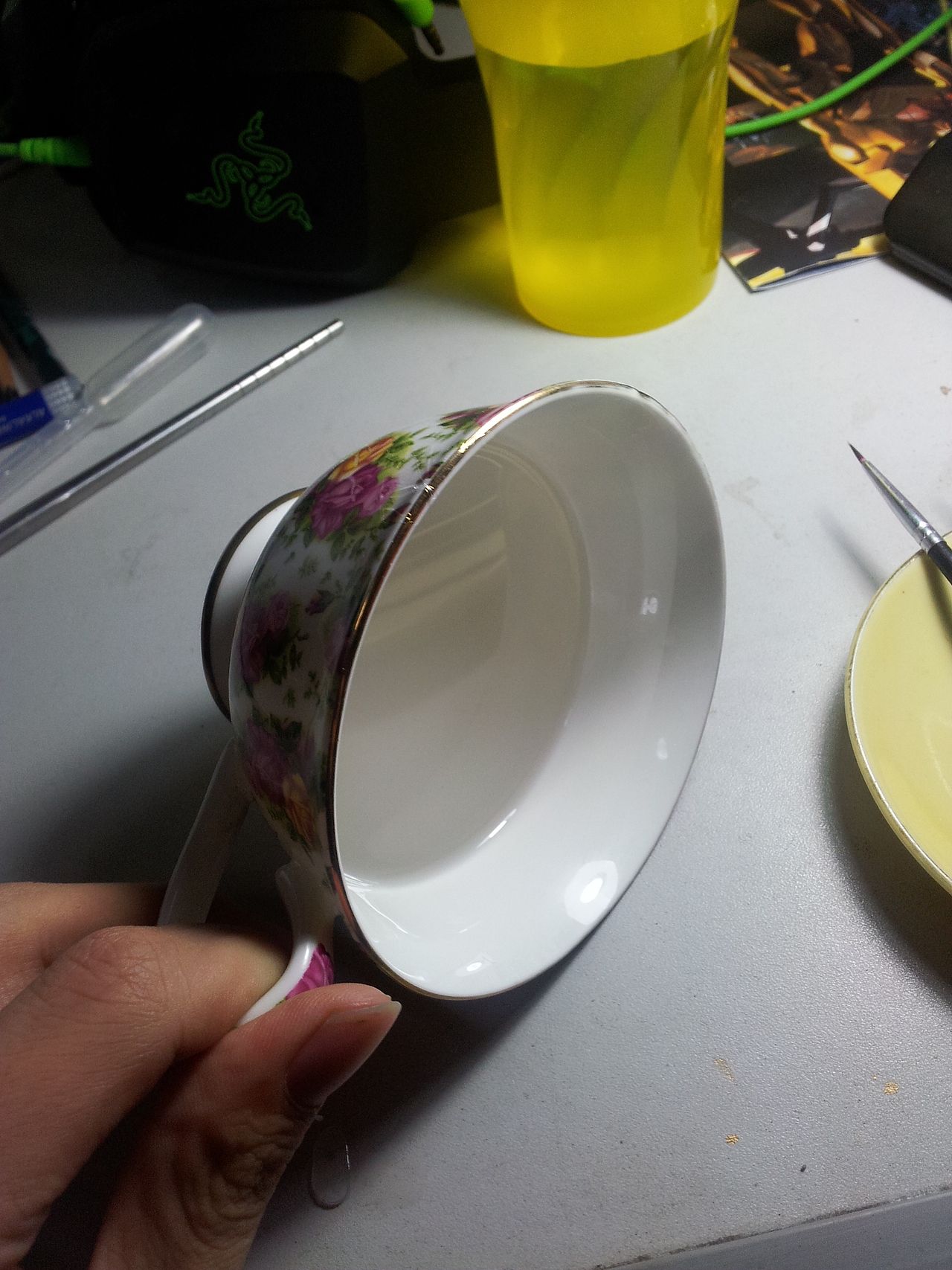 水晶滴胶完全干透需要20小时以上,这是一个漫长的等待过程···于是我一起做了两个,哪个做的好哪个就送妹子···