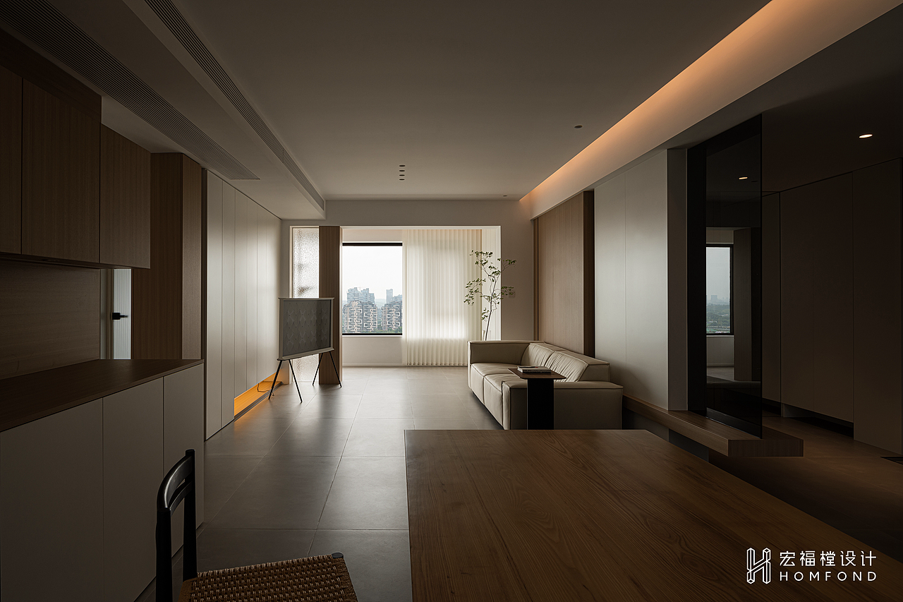 并在走廊及阳台交界处,设计两处与墙体隔开的木柱,找寻到让空间透气的