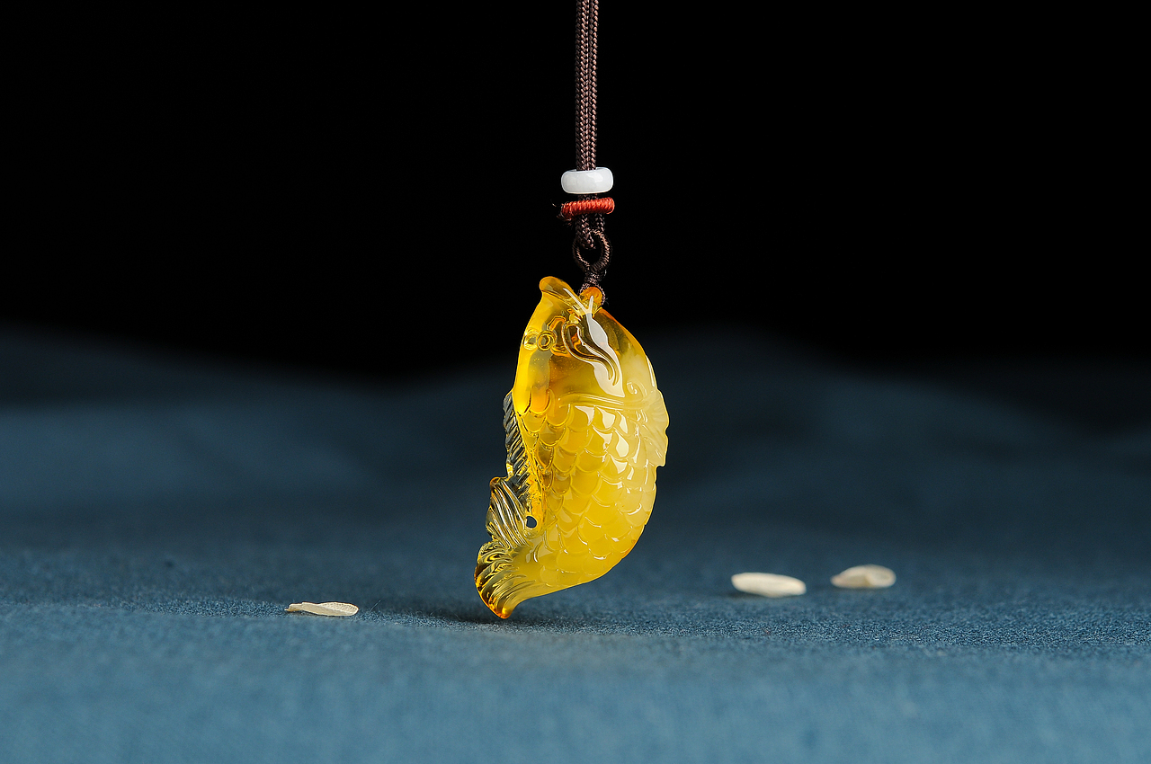 蜜蜡鱼吊坠（图ZMTE3MTM0NTk2） - 产品摄影 - 站酷设计师凝戌原创素材 - 站酷ZCOOL