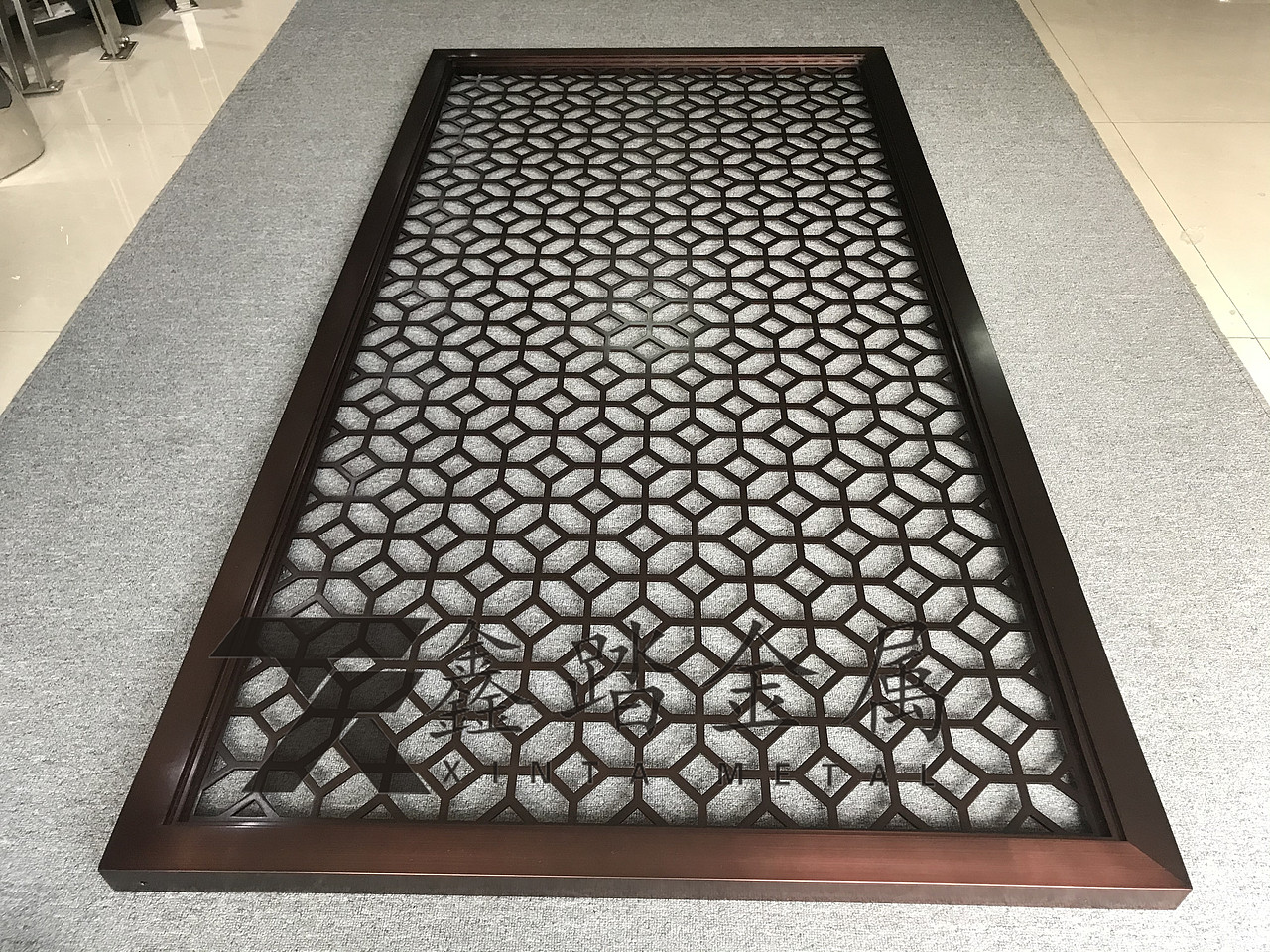 纳米喷涂红古铜不锈钢激光铜钱花格屏风效果很有年代感