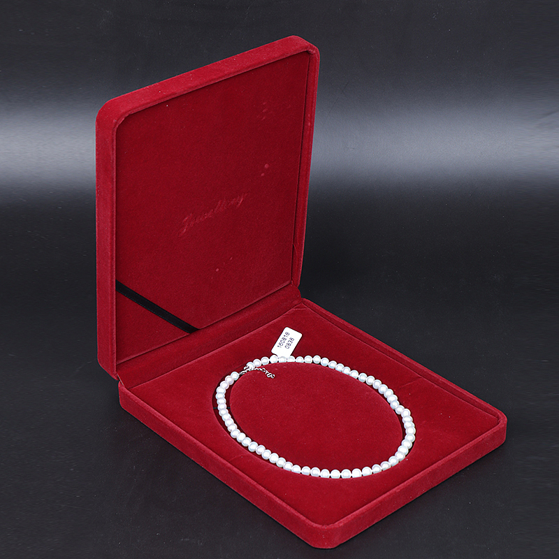 项链纯色背景拍摄