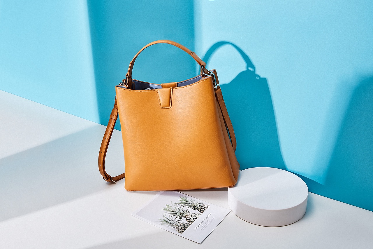 真皮女包的硬光场景图