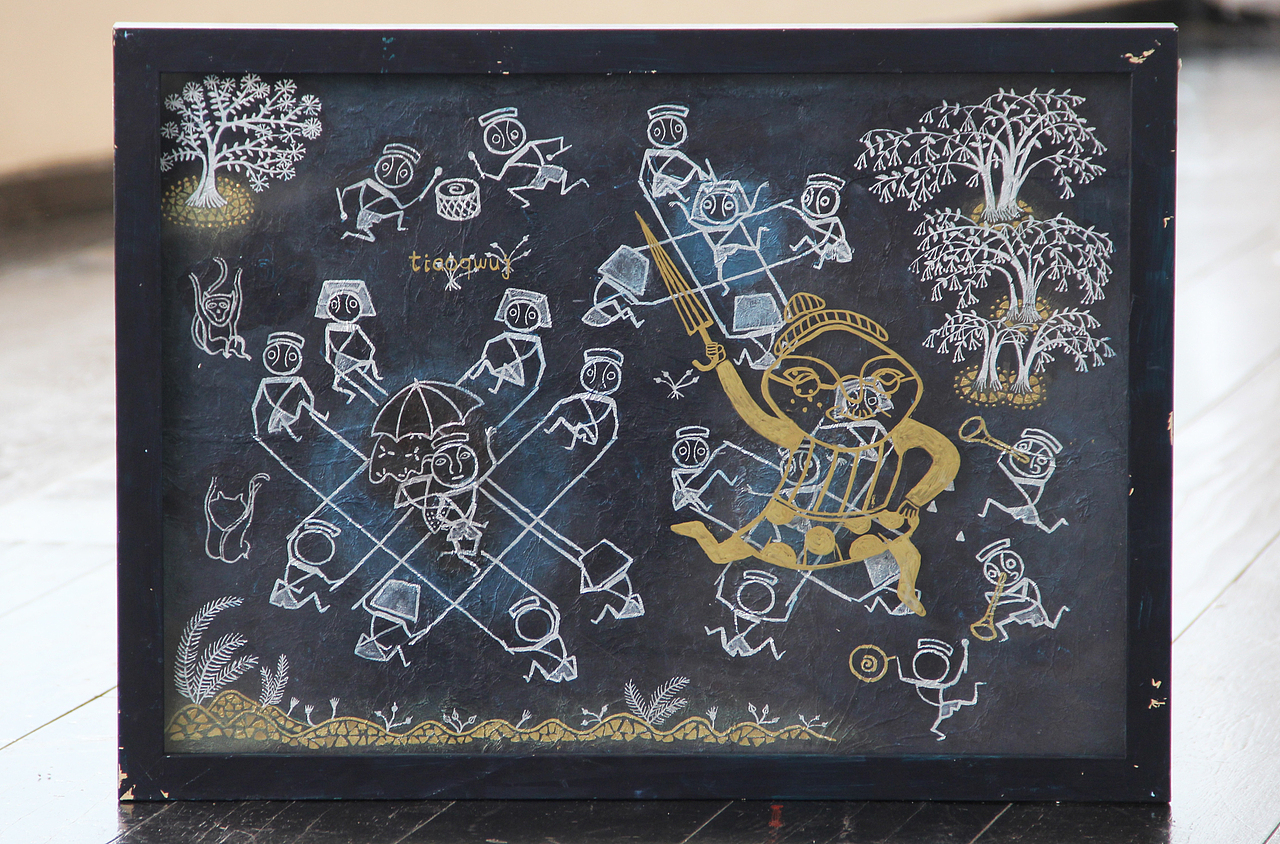 舞蹈
布依族有用竹竿舞检验新郎舞技的习俗,新郎还会接受背着新娘热舞的考验。<br>尺寸:390mm*540mm