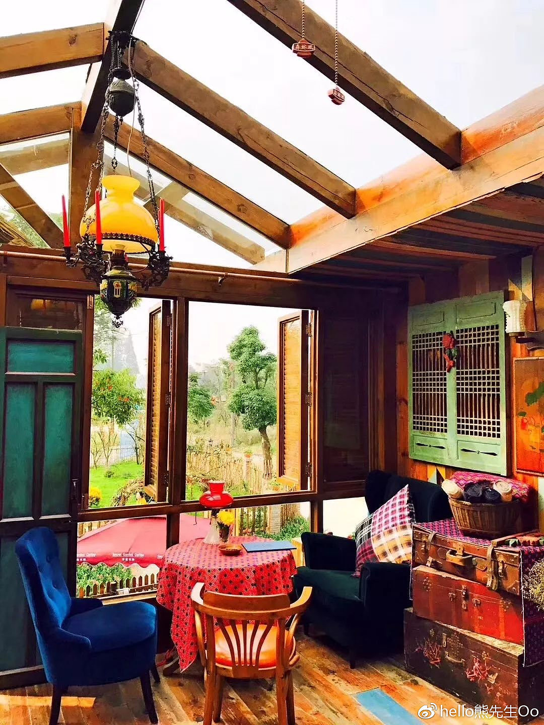 每一块板材都使用成都旧货市场淘来的旧木板旧木板,根据尺寸及颜色的搭配