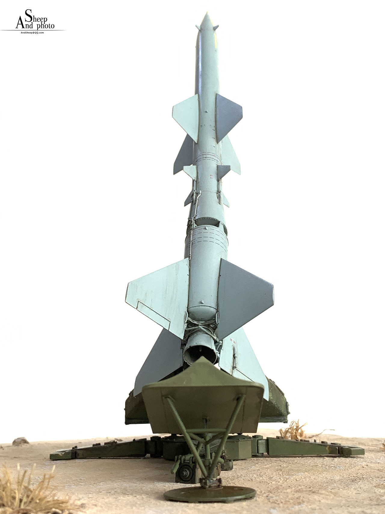 中国pla红旗2防空导弹发射架戈壁