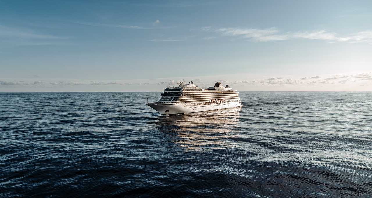 奢华旅行图景  /  见证招商伊敦号游轮的时代曼妙旅程