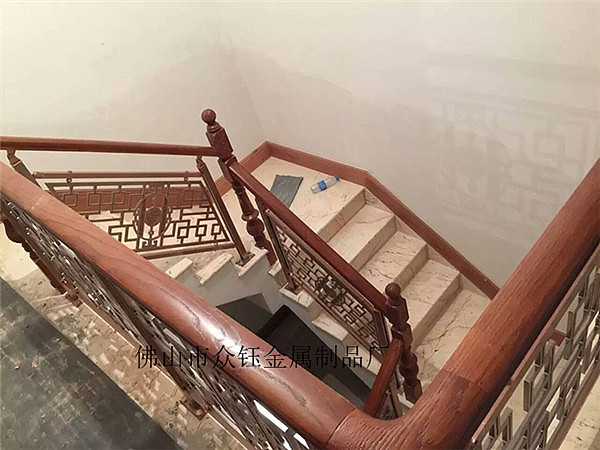 铝板中式红古铜楼梯护栏安装手法复古元素风