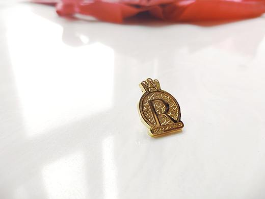 玛瑞莎R女王徽章