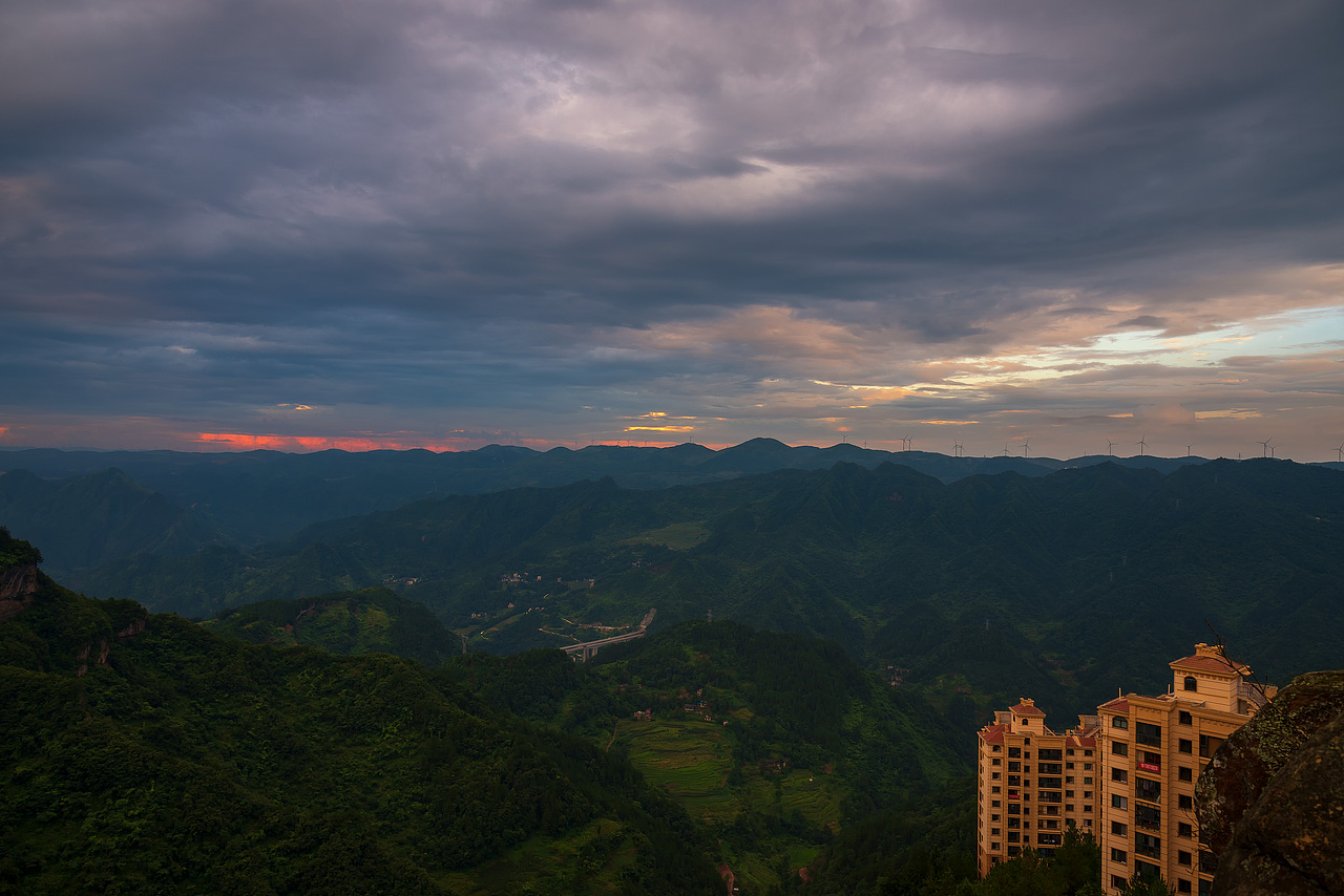 齐岳山夕阳余辉