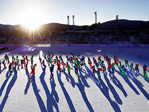 #AI创作实验室#在一个明亮的冬日早晨，冬奥会现场热闹