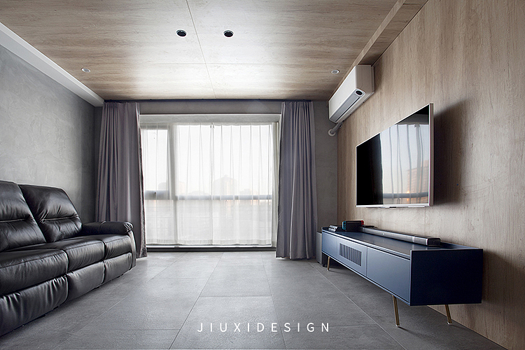 客厅是落地窗,光线自然没得说,所以家里的材质运用也不受颜色深浅的限制,屋里地面都是砂岩质感的水泥砖,电视背景的木饰面也延伸到顶面,坐到沙发的位置看过去,感觉非常好,像是身处大自然的环境里。很多人担心会压抑,其实不会,当这个材质本身蕴含了很多信息后我们看到的第一眼不会是压抑,只有这个材质带来的无限遐想和感官上的享受,像是置身到自然界里。