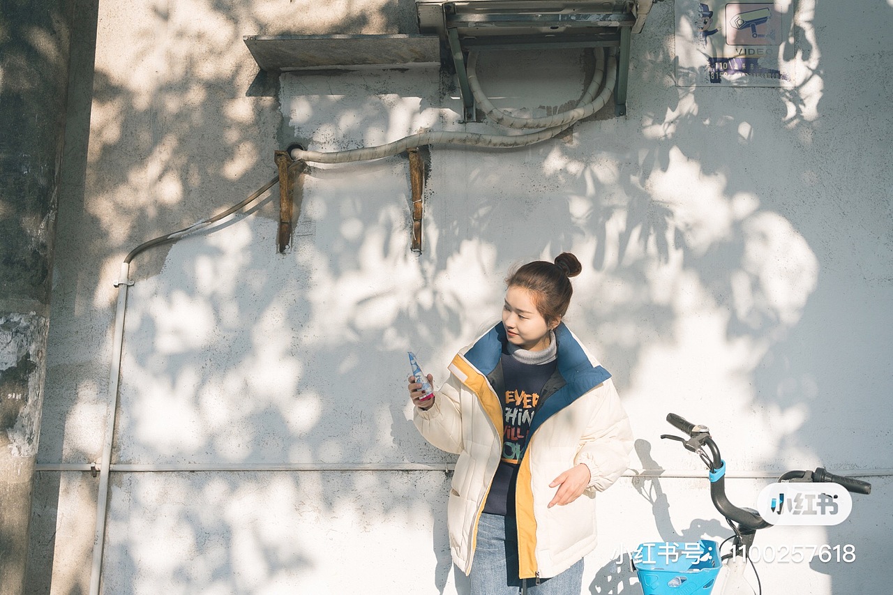 只知逐胜勿忘寒,小立春风夕照间