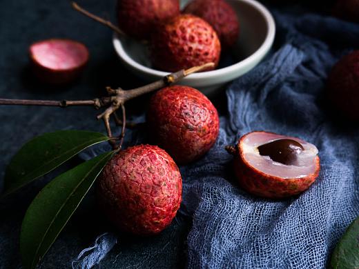 夏末，荔枝树结果了。