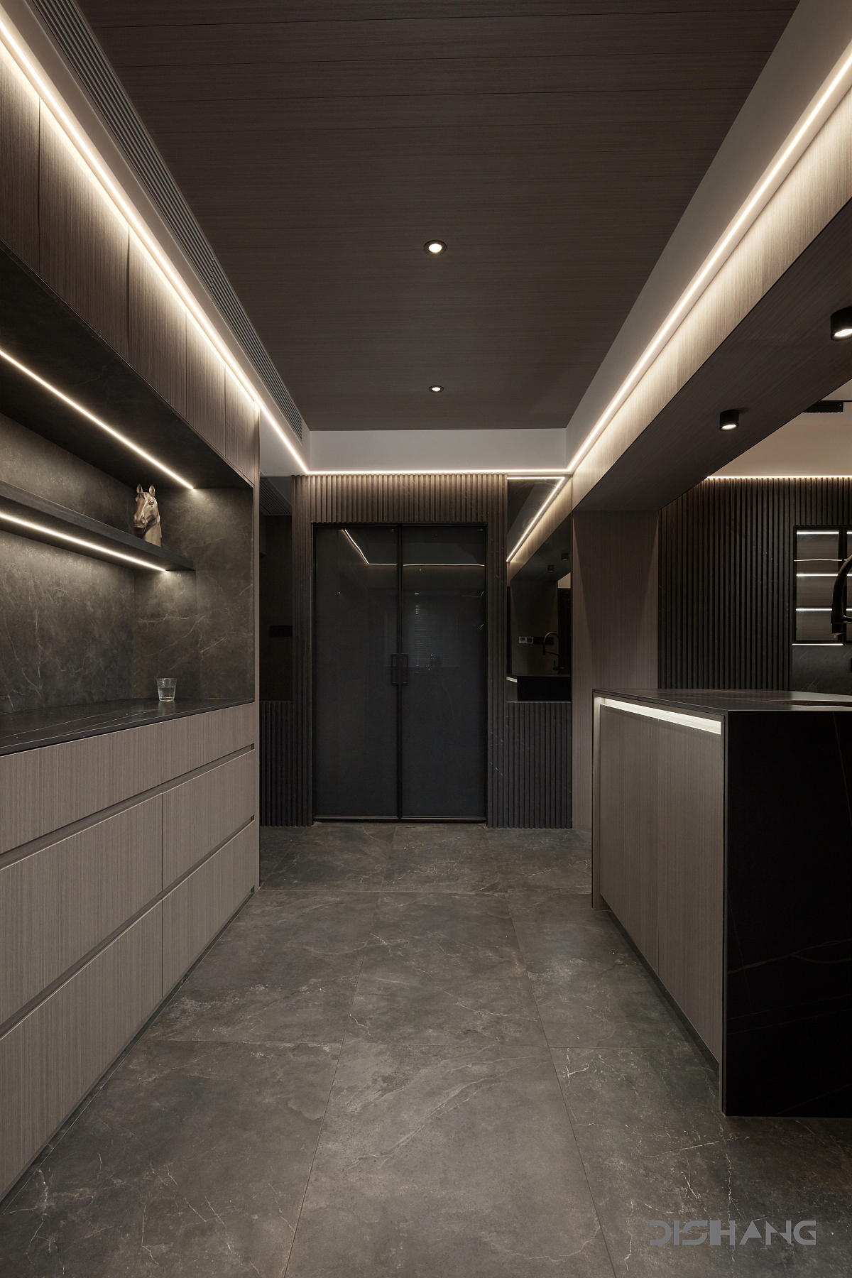 一个干净利落的灰调空间,让人不断的搜索体会它的内在美,呈现出更为细腻的肌理与感官。
<br><br><br><br>