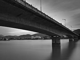 家旁边的桥，它比我小三岁。