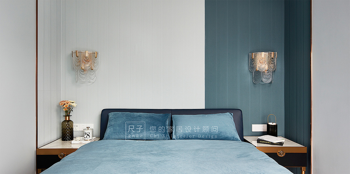 沉稳的蓝色系点缀些许金色，墙面细小的线条勾勒出空间层次；利用墙漆分色、纹理、光线等表达空间的情绪，营造休闲而富有质感的生活氛围。