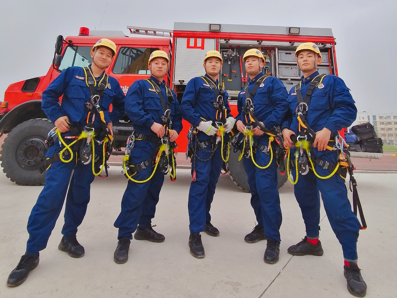 消防员小哥哥（照片转插画）