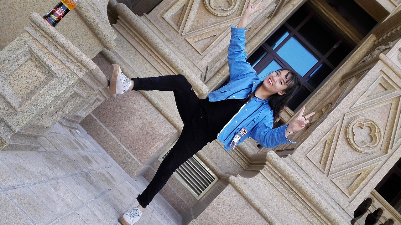 欧式建筑总感觉有一股埃及建筑的感觉,不知道为什么,记得好像有一个科教节目说过世界人类起源于非洲,不知道是不是真的)旁边有一瓶饮料,原来想P掉不过也许会有公司给我宣传费呦)→想钱想疯了