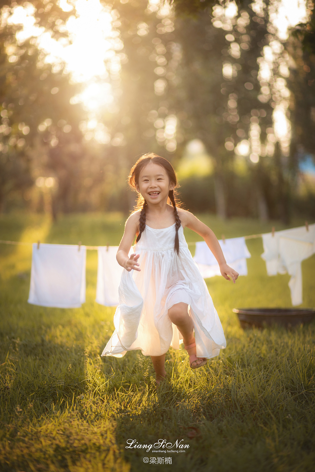 晾衣服的小女孩