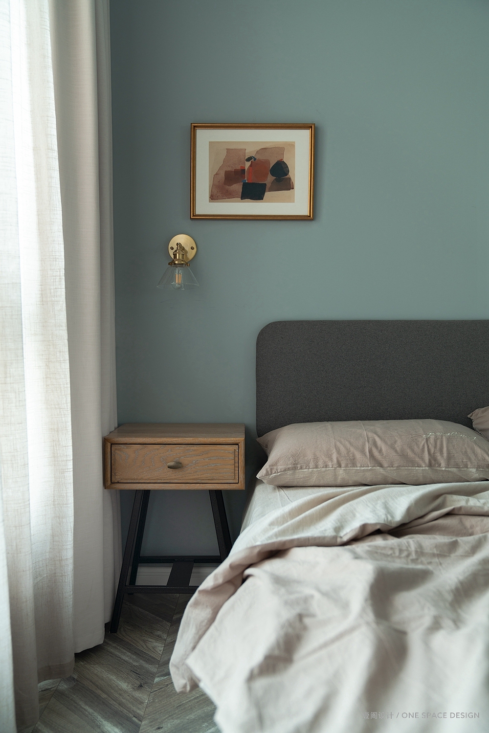 客厅、厨房、餐厅和书房,全在一个开放的空间里。