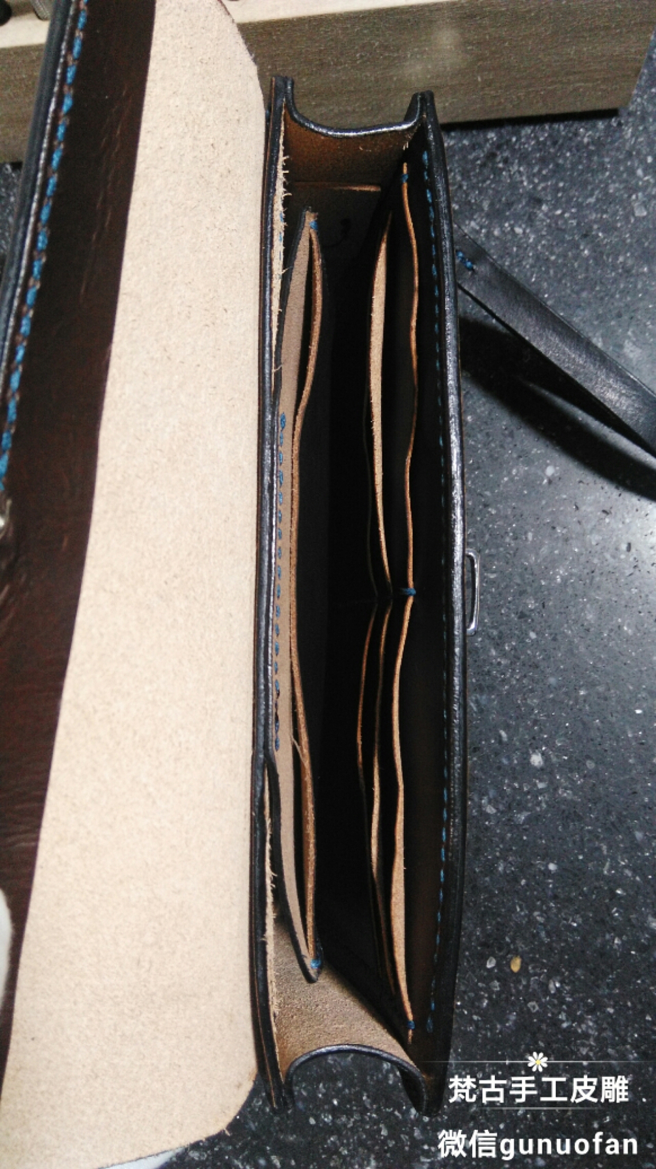 里面的钱夹袋和插卡袋