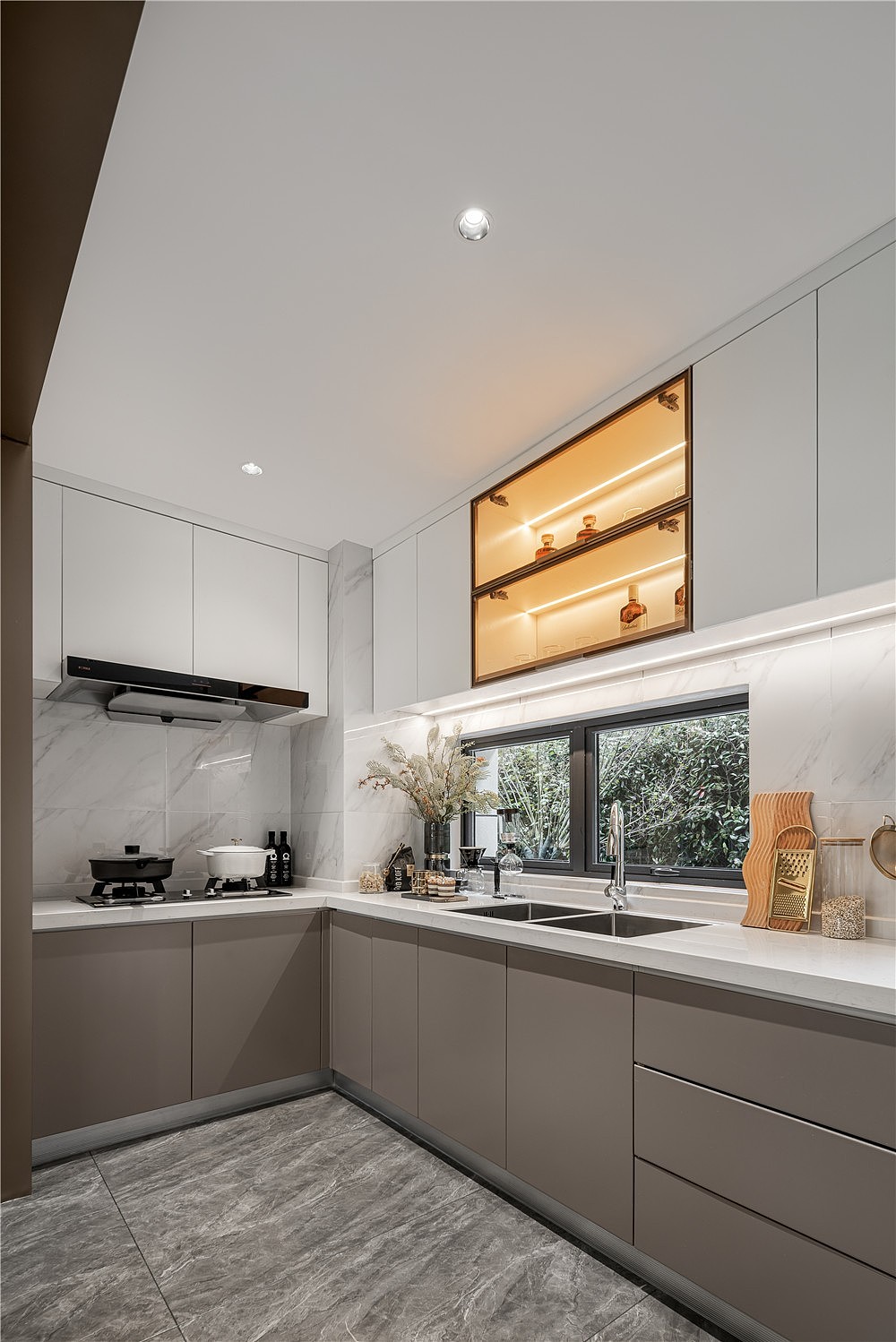 追求体面与光鲜,留存大家庭温馨感