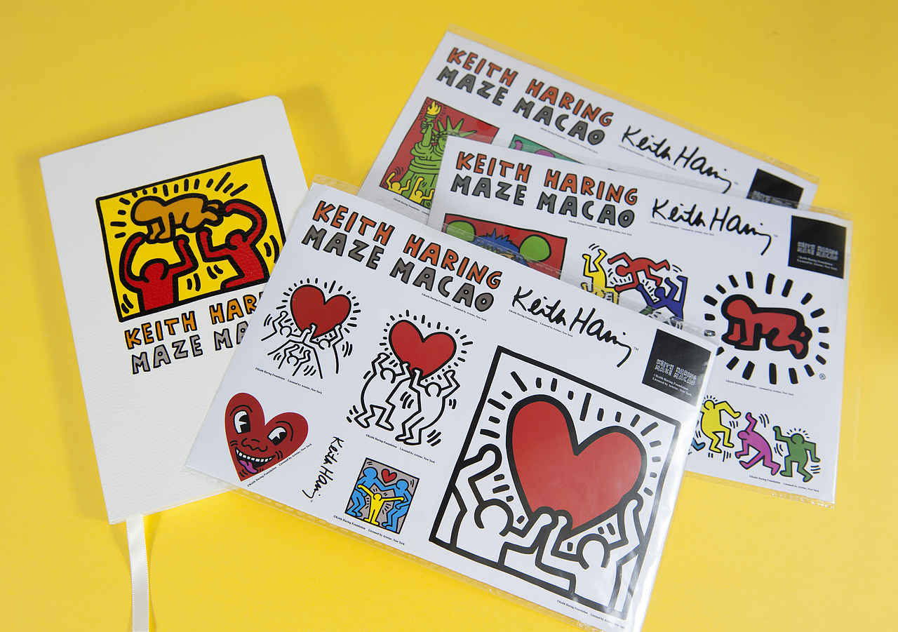 文创产品摄影——凯斯·哈林(Keith Haring）贴纸（图ZMzIxNzIxNDI4） - 产品摄影 - 站酷设计师奥斯曼闪闪原创素材 - 站酷ZCOOL