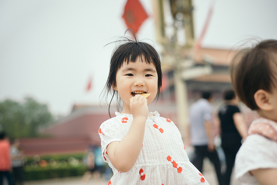 怎么说,也是在天安门吃过饼干的小同志了。