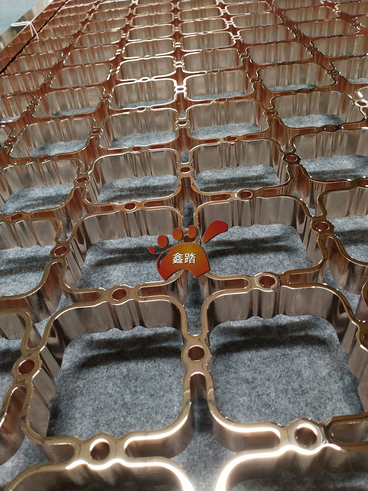 玫瑰金不锈钢焊接屏风拉丝面跟镜面有什么区别？