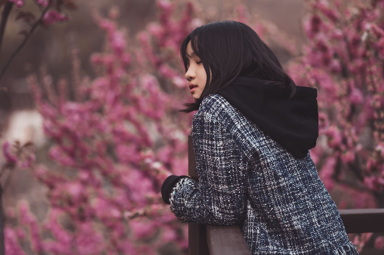 去年今日此门中，人面桃花相映红。（图ZMjUwNTU3MDk2） - 人像摄影 - 站酷设计师RGBorCMYK原创素材 - 站酷ZCOOL