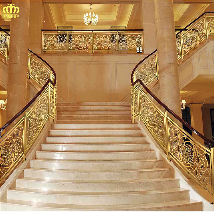 弧形式铜板雕刻楼梯护栏有自己的特色