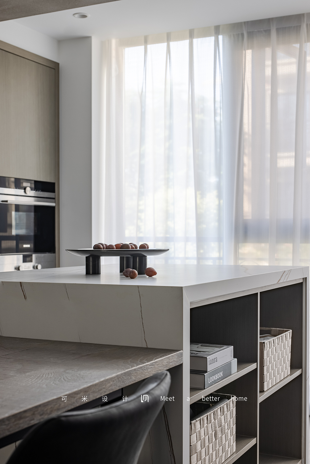 大理石材质的果盘，不仅可以放置水果，又可作为一件艺术摆件，让生活充满仪式感，享受时光的美好。